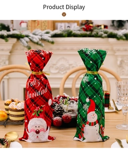 Details von rot-grün karierten Weihnachtsweinflaschenhüllen mit Weihnachtsmann-Motiv