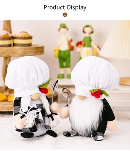Détail de gnomes cuisiniers en peluche tenant des cuillères dans un décor de cuisine