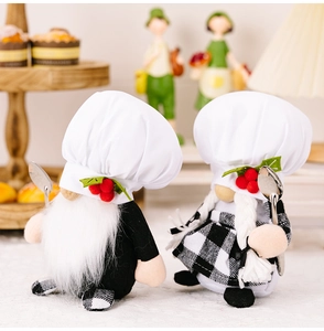 Détail de gnomes chefs avec vêtements à carreaux et cuillères dans un décor de cuisine