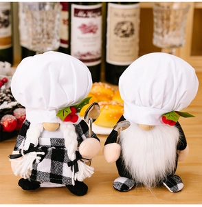 Détail de gnomes cuisiniers en peluche avec motifs à carreaux et petites cuillères