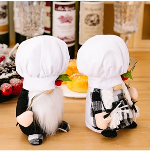 Lot de gnomes cuisiniers avec toques et ustensiles sur une table en bois chaleureuse