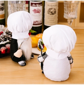 Détail de gnomes cuisiniers avec cuillères dans un décor de cuisine festif