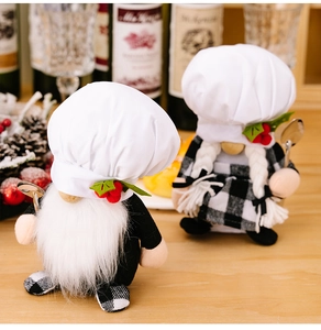 Détail de gnomes cuisiniers avec chapeaux blancs et cuillères en décoration de cuisine