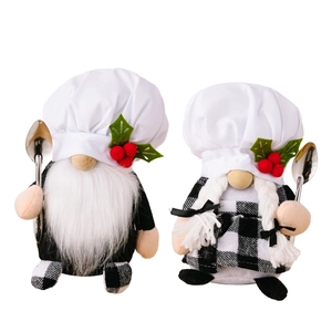 Paire de gnomes cuisiniers décoratifs avec chapeaux et cuillères à carreaux