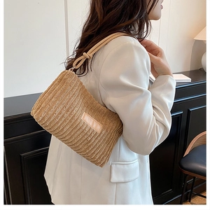 Détail du sac à bandoulière en velours côtelé kaki avec sangle nouée et patch en cuir