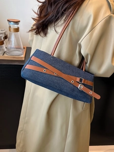 Sac sous le bras en denim bleu foncé avec lanières en cuir marron et œillets en métal