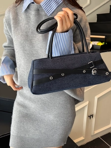 Sac sous le bras en denim avec lanières en cuir noir et œillets métalliques