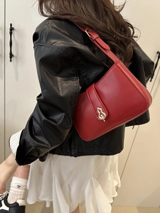 Sac à épaule chic rouge rétro en cuir avec boucle en métal doré pour la mode femme 2025