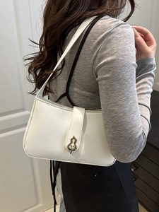 Sac à bandoulière en cuir blanc avec boucle dorée unique et design rectangulaire épuré