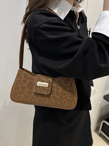 Braune Baguette-Schultertasche mit Leopardenmuster, Golddekor und flauschiger Textur