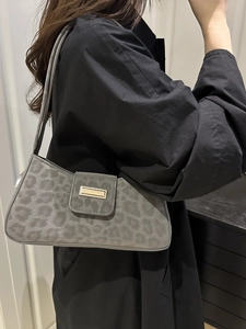 Schicke Damen Achseltasche mit grauem Leopardenmuster, Goldverschluss und Schultergurt