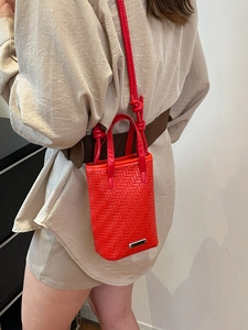 Petit sac bandoulière rouge en cuir tressé avec double poignée et sangle amovible
