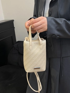 Mini sac cabas tressé crème avec poignées et plaque métallique argentée élégante