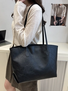 Borsa tote in pelle nera da donna con design elegante e capiente per uso quotidiano
