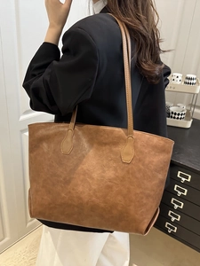 Borsa tote vintage in pelle marrone con trama a pieghe indossata da una modella