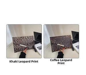 Vue détaillée des pochettes léopard kaki et marron avec bordure métallique et dragonne