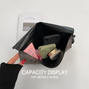 Vista dettagliata della capacità interna della pochette leopardata con cosmetici