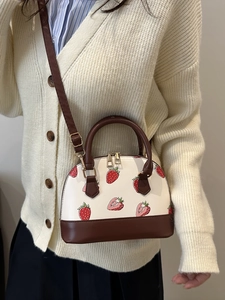 Mini borsa a conchiglia con stampa fragola e manici in pelle marrone per un look casual
