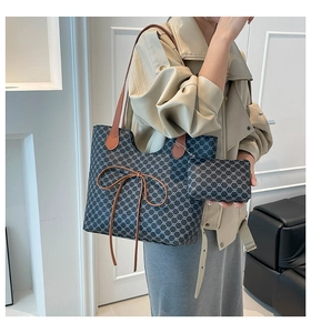 Vue détaillée du grand sac cabas gris avec nœud marron et petite pochette assortie