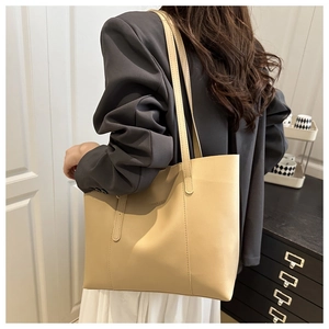 Dettaglio della borsa tote beige grande con testo Fashion & Bags sulla spalla