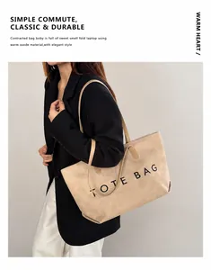 Détail d'un grand sac cabas en daim beige avec inscription noire sur texture douce
