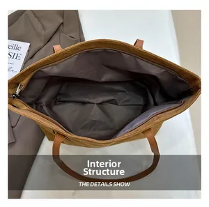 Détail de l'intérieur spacieux gris foncé et de la poche zippée du grand sac cabas marron
