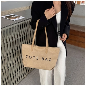 Vue détaillée du grand sac cabas kaki porté par un mannequin pour le quotidien