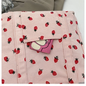 Detail der rosa Cord-Einkaufstasche mit Erdbeermuster und Außentasche mit Geldbörse