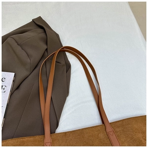 Vue détaillée du sac cabas en velours côtelé marron avec anses en simili cuir