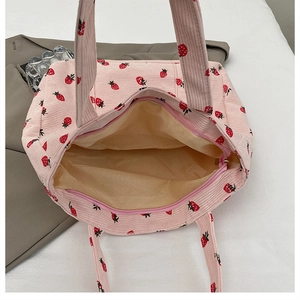 Detail der rosa Cord-Tragetasche mit Erdbeerdruck, Reißverschluss und Innenfutter