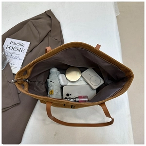 Détail de l'intérieur spacieux d'un sac cabas avec rangements pour objets quotidiens