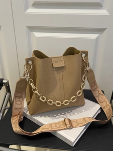 Women Lychee Pattern PU Leather Shoulder Bucket Bag With Wide Geometric Strap And Chain Decor Minimalist Daily Commuting Purse