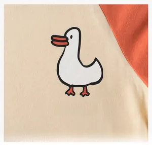 Détail de t-shirt en tricot de coton à manches raglan et imprimé caneton mignon