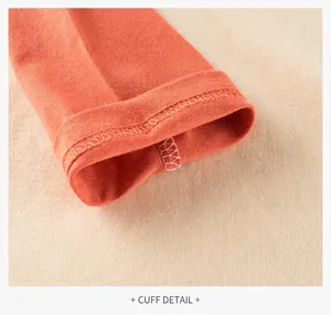 Gros plan du poignet orange-rouge avec coutures à double aiguille de haute qualité