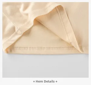Détail de l'ourlet en coton tricoté beige clair avec une double couture bien propre