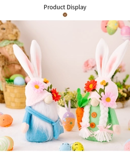 Détail de gnomes de Pâques en peluche avec oreilles de lapin, fleurs et carottes décoratives