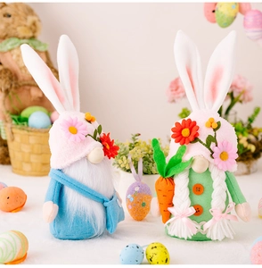 Détails des nains de Pâques avec oreilles de lapin et carottes sur décor de fête