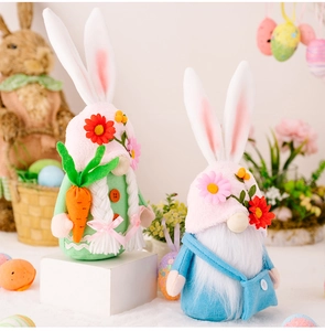 Détail de gnomes de Pâques avec chapeaux fleuris, oreilles de lapin et peluche