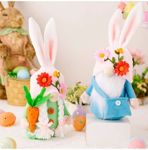 Vue détaillée de gnomes de Pâques faits main avec chapeaux à oreilles de lapin