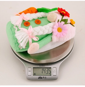 Détail d'un gnome de Pâques sur une balance numérique pesant 143,5g environ
