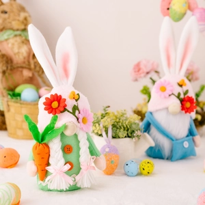 Ensemble de gnomes de Pâques avec oreilles de lapin et carottes pour décoration