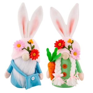Ensemble de gnomes de Pâques en peluche avec oreilles de lapin sur fond blanc