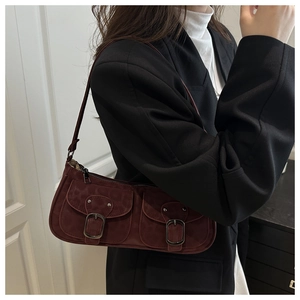 Detail der weinroten Baguette-Tasche mit Leopardenmuster und Vintage-Metallschnallen