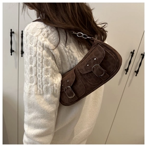 Details der braunen Wildleder-Baguette-Tasche mit Leopardenmuster und zwei Schnallentaschen