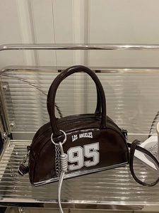 Retro American Sports Style Women Shoulder Bag Glossy PU Leather Handbag With Los Angeles 95 Print And Chain Charm