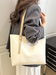 Elegante borsa tote crema con spalline marroni e scritta decorativa FASHION & BAGS