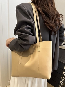 Borsa tote minimalista in pelle marrone chiaro da donna con scritta moda e tracolle