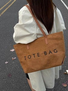 Sac fourre-tout vintage en daim marron pour femme avec un trench-coat de style automne