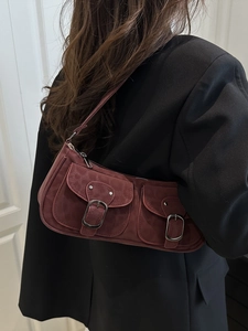Retro burgunderrote Wildledertasche mit silbernen Schnallen und doppelten Fronttaschen