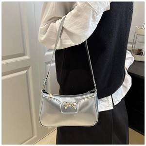 Bolso de hombro de moda en PU plateado metalizado con un lazo metálico decorativo